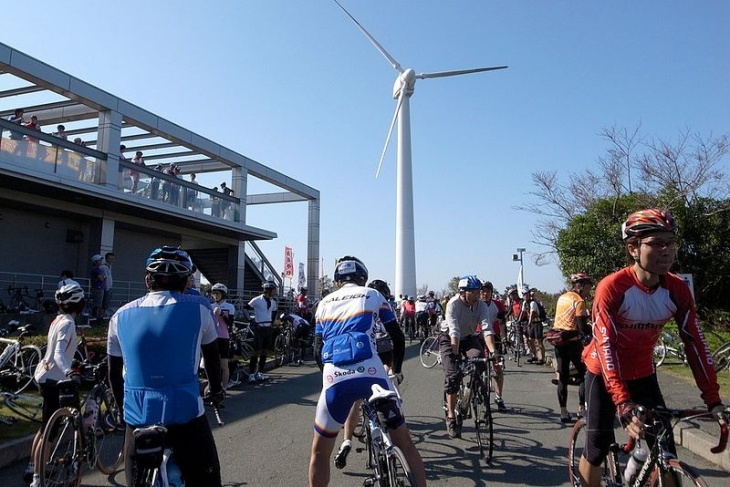 最初のチェックポイントである蔵王山山頂。風車がゆっくり回る