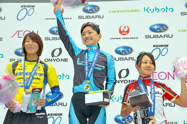オープン女子表彰 優勝は西加南子(LUMINARIA) 2位上野みなみ(鹿屋体育大学)3位針谷千紗子(サイクルベースあさひレーシング)