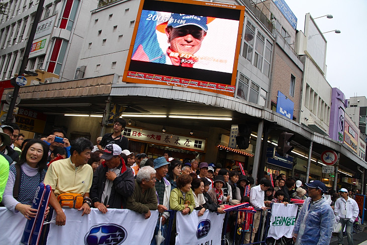 商店街の大型モニターには歴代大会のダイジェスト映像が流れた