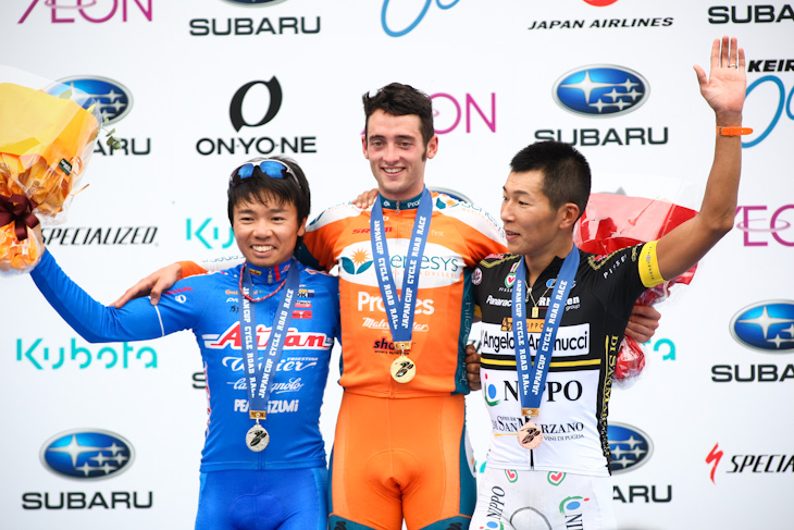 2位西谷泰治(愛三工業レーシングチーム)、優勝ネイサン・ハース(オーストラリア、ジェネシス・ウェルスアドヴァイザーズ)、3位佐野淳哉(ダンジェロ&アンティヌッチィ・株式会社NIPPO)