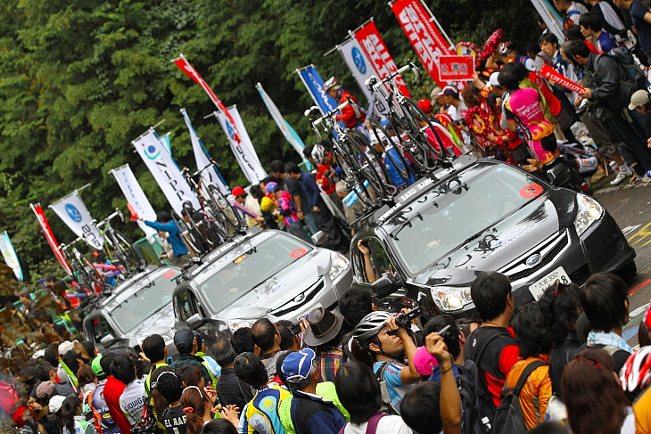 チームカーの隊列もすべてスバル・レガシィだ