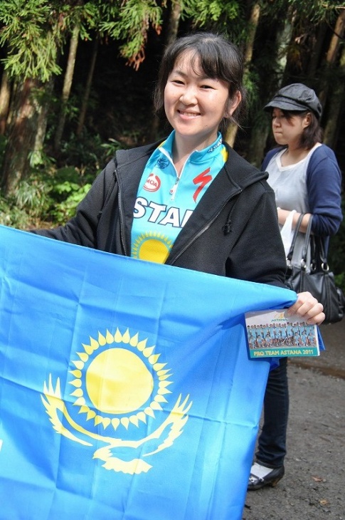 アスタナジャージにカザフスタン国旗。もしやあなたはカザフから？　いえ、日本人です