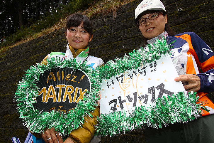 マトリックスの応援は、永良大誠選手の奥さん(左)。「今、約束通り逃げているんですよ!」