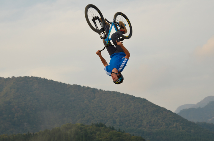 空に舞うAndrew.Tailor(MARIN.Bikes)