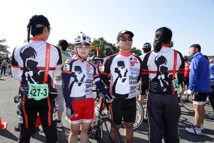 チーム:メイドさん学科自転車部 ネットSNSの仲間が集まってジャージを製作