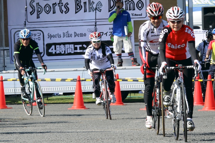 ブリヂストン・アンカーチームは、写真（右から２番目）の飯島誠さんを始め、山本幸平選手もエンデューロに参加