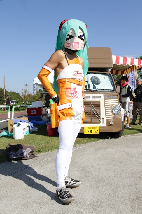 キクミミさんによるコスプレ 元ネタは『初音ミク』 小径車で走りまくってました