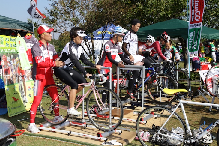スポーツ自転車に乗ろう!と、技術指導を行う『こ〜ぢ倶楽部』による、三本ローラーに乗ってみよう!体験大会