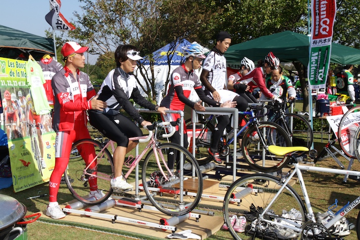 スポーツ自転車に乗ろう！と、技術指導を行う『こ〜ぢ倶楽部』による、三本ローラーに乗ってみよう！体験大会