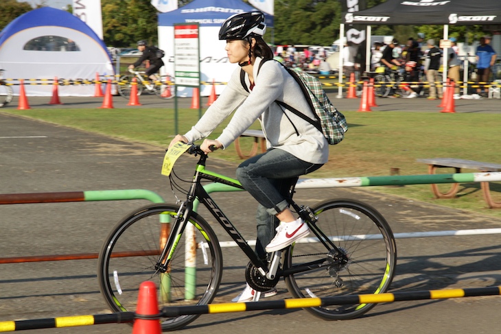 ふわりとした普段着の女性サイクリストも可愛いデス