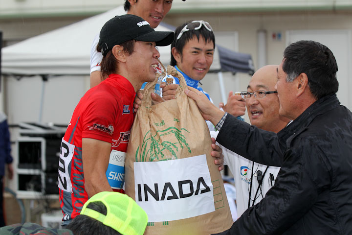四国地域+チャンピオン オープン優勝のシマノレーシングにはたくさんの米が