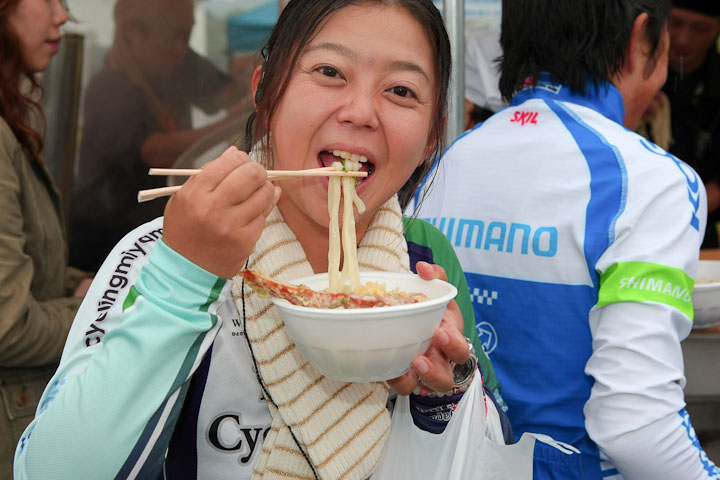 会場で振舞われるのは、こがね製麺所の讃岐うどん。がらぱさん、何杯目?