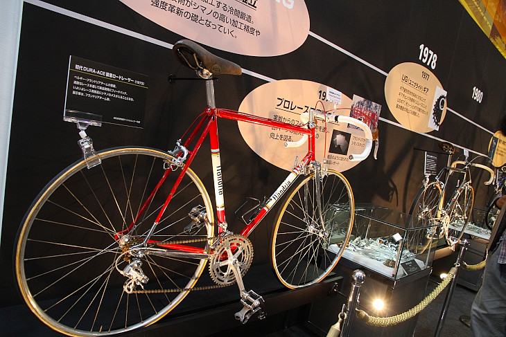 シマノがスポンサードしたプロチームの歴史的なバイクが展示された