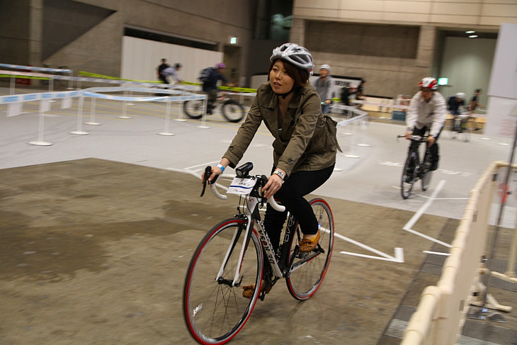 お目当ての自転車にまたがって試乗コースへ