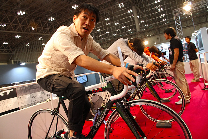 Di2のデモ機には試したい人がずらりと並んだ