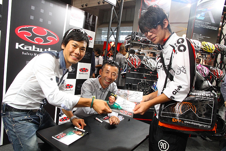 オージーカーカブトのブースでは福島晋一と新城幸也が揃ってサイン会