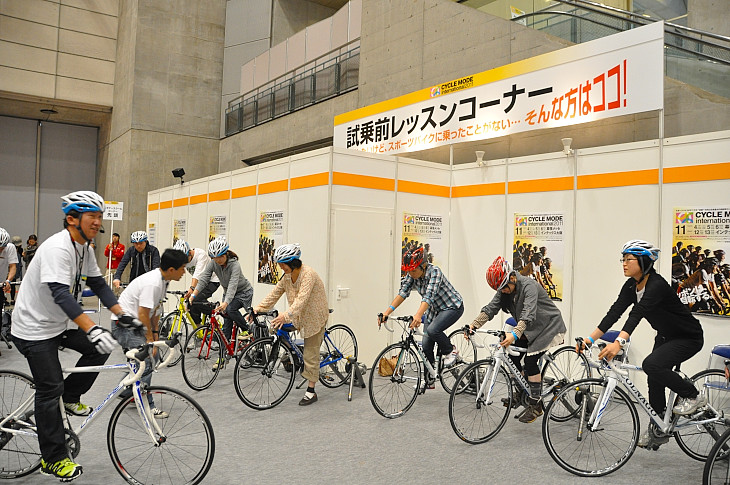 試乗を前に、初心者向けの乗り方レッスンも開催