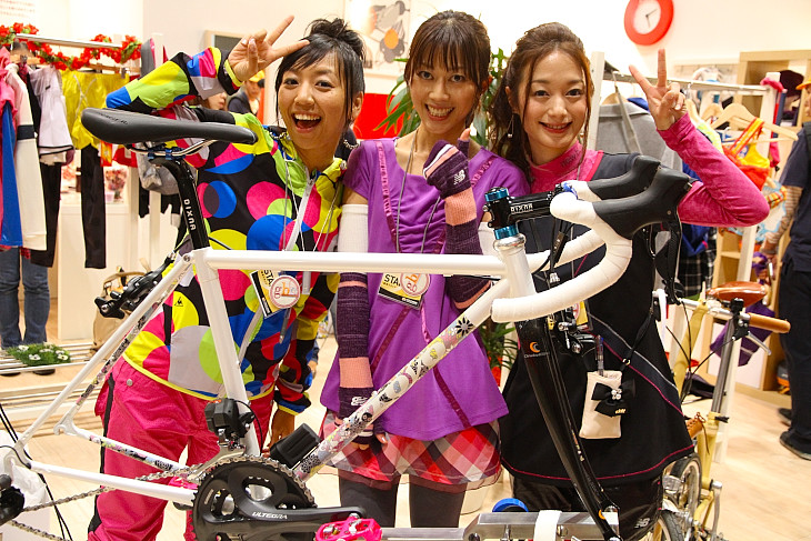 ガールズバイクキャビンで実演された絹代さんの「女性用バイク」の組み立て
