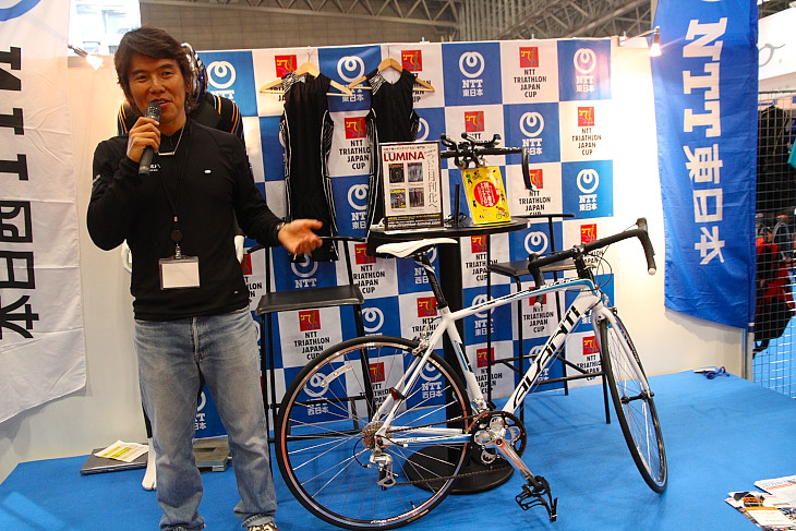 トライアスロンブームにのってブースも好調 松山文人さんのトークショー