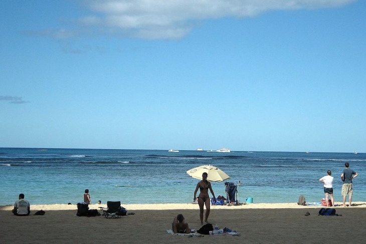 Kaimana Beach Hotel 一階　Hau Tree Lanai からのオーシャンビュー