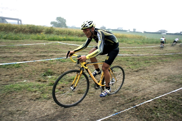 C1 1周目で飛び出し単独先頭を走る足立晴信(BIORACER OFFROADTEAM)