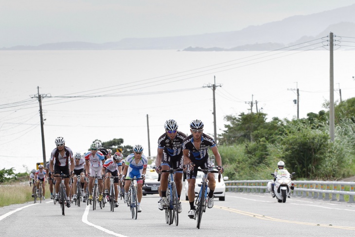 台湾の厳しい道路を行く　3番手にシマノレーシングの選手が