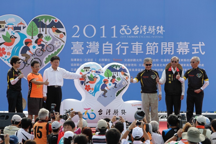 台湾のVIP総出演の台湾カップ国際ロードレースの表彰式