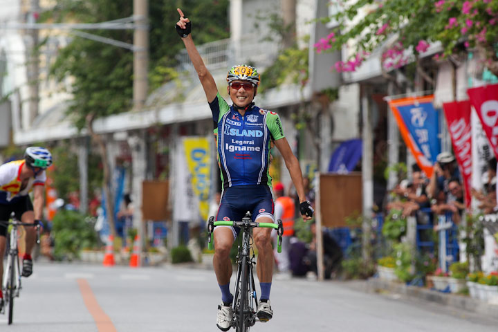 市民210km ゴール 高岡亮寛(イナーメ・アイランド信濃山形)が独走優勝