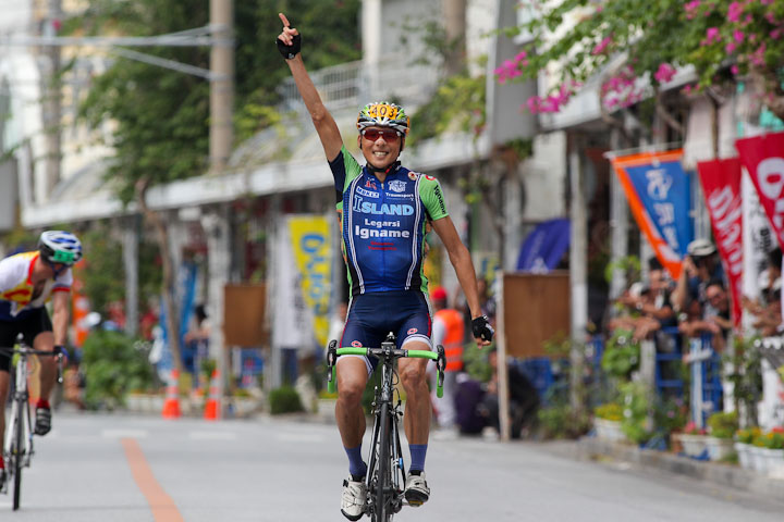 市民210km　ゴール　高岡亮寛（イナーメ・アイランド信濃山形）が独走優勝