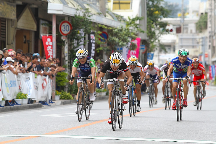 2位争いをする8人の集団の先頭は山本雅之（ブリヂストンサイクル西日本）がとった