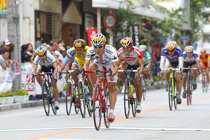 10位争いのメイン集団の頭は今田裕一(DOKYUレーシングクラブ) がとった