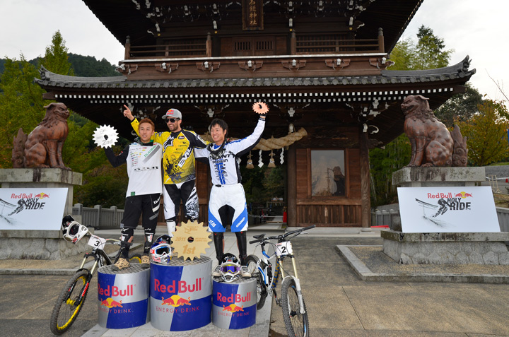 レッドブル・ホーリーライド表彰 井手川直樹(Devinci/SUNSPI.com)・フィリップ・ポルク・青木卓也(TEAM GIANT)
