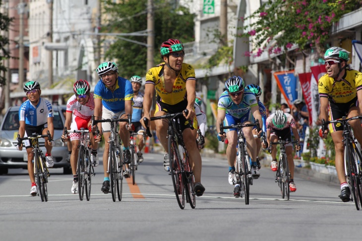 市民100kmを制した宇良武と金城直樹（ともにチーム池原）