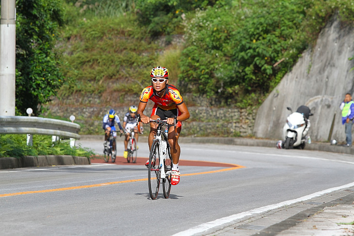 1回目の与那から普久川に向かう登り。数人が飛び出すが去年より遅いペースで進んだ