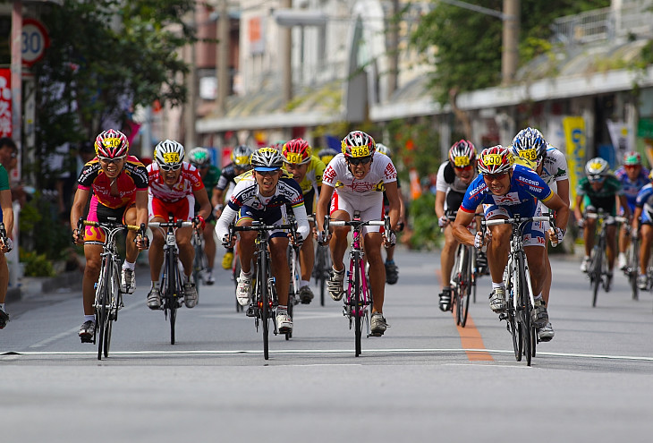 市民140kmのゴールスプリントを制した笹木哲雄(チームセカンドウインド鹿児島)