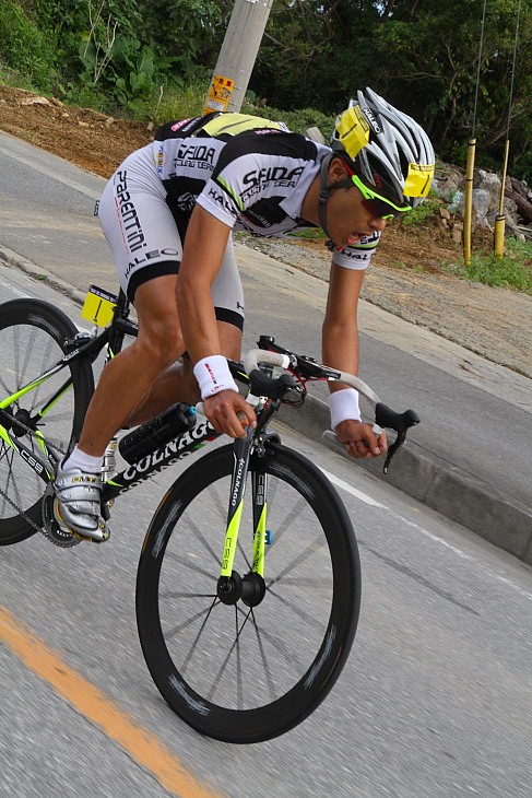 遠藤優(SFIDA Cycling Team)がアタックして独走する