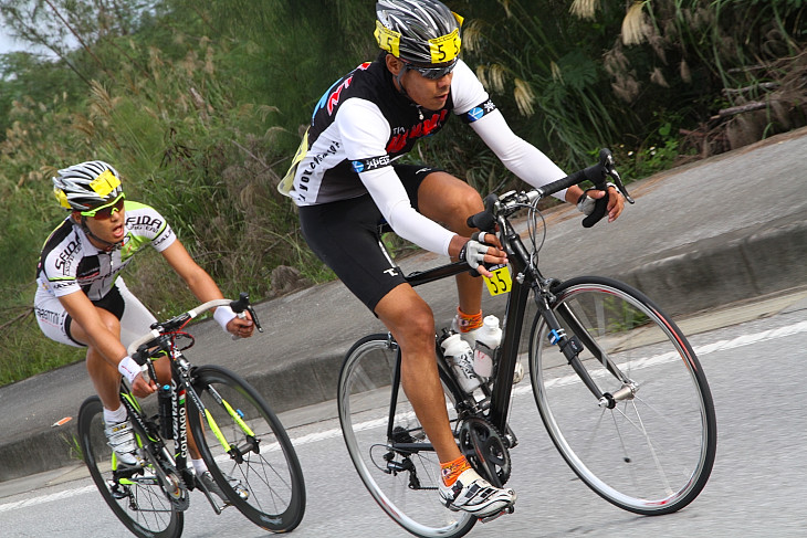 伊地裕麿（ チーム けんしん）と遠藤優（SFIDA Cycling Team）が2人で逃げる