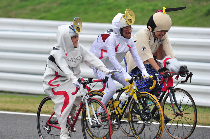 あ、あれは太陽の塔? そして奥は馬に乗ったサムライ??