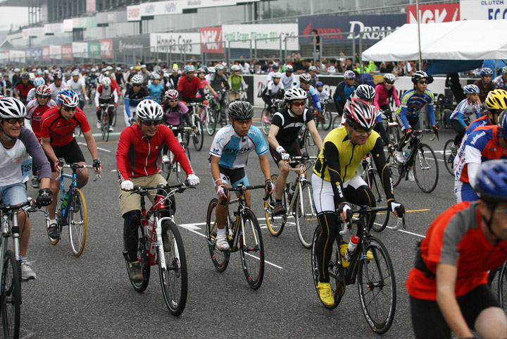 MTBにロードにいろいろなバイクが混走する