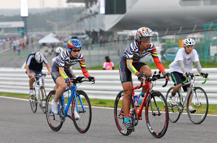 2人一組で走るトロッフェ・バラッキ