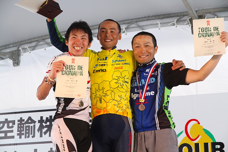 市民210km表彰台 高岡亮寛(イナーメ・アイランド信濃山形)、山本雅之(ブリヂストンサイクル西日本)、橋本健(イナーメ・アイランド信濃山形)
