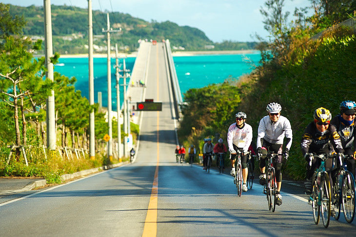 古宇利大橋と青い海を背に南下する