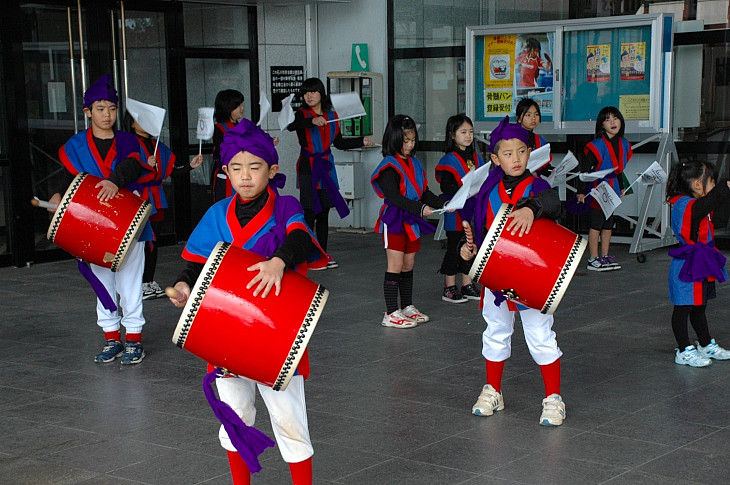 休憩所にて地域の子供たちによるエイサーを披露