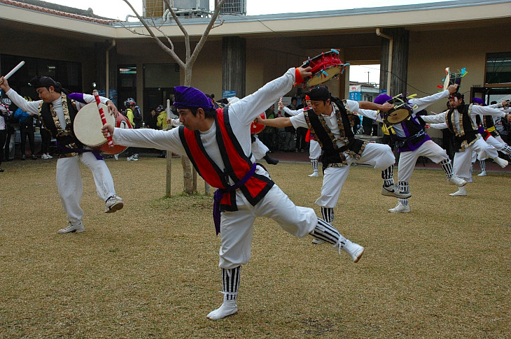 走り終えた体を癒すべく地域のエイサー団体が踊りを披露♪ヒヤサ～サ～♪