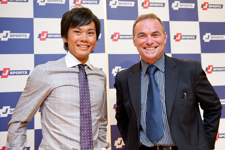 新城幸也(ユーロップカー)が登場し、イノー氏と記念撮影
