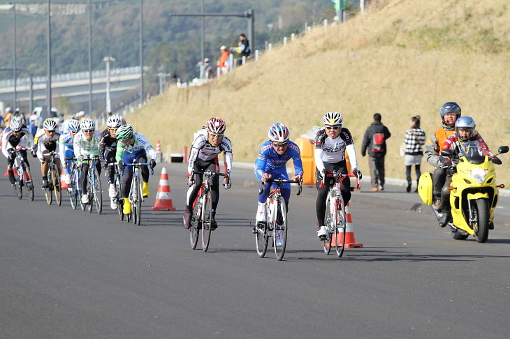 残り5kmとなったメイン会場前。富士市出身の愛三工業 鈴木謙一選手のトップ通過に会場が盛り上がる