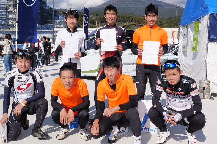 高校生の優勝は石井祥平選手(後列中央)