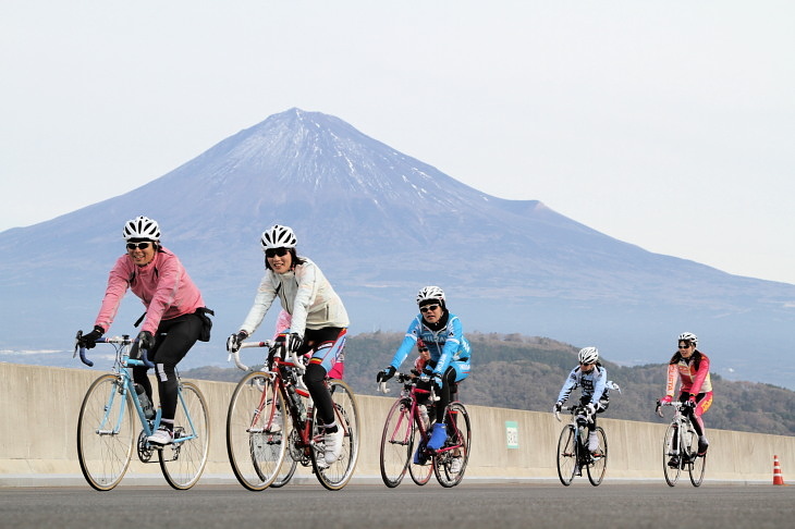 女性サイクリストも多数参加した