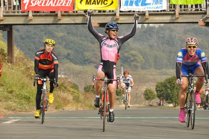 上級クラス 4人の逃げを伊豆総合高校の蠣崎選手が優勝