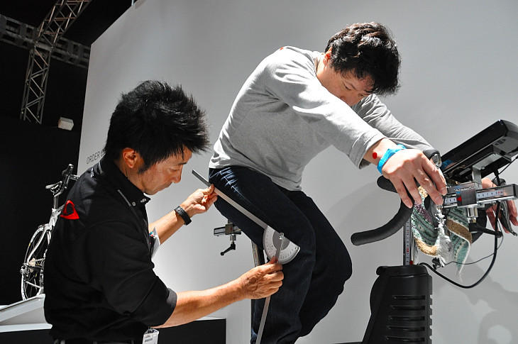 飯島誠さんによるフィッティングには長い列ができた